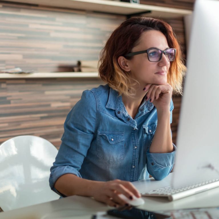 Woman working from home on laptop on her dropshipping business.